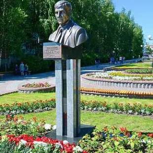 Бюст-памятник Владимиру Петухову