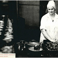 Одна из лучших работниц рыбокомбината - укладчица консервов Анна Ивановна Набокина