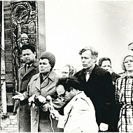 Работники рыбокомбината возле памятника погибшим сотрудникам во время Великой Отечественной войны 1941-1945 гг.