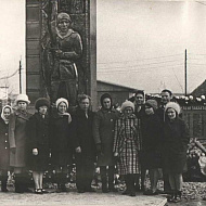 9 мая 1975 г. (работники рыбокомбината у памятника воинам, павшим в годы Великой Отечественной войны 1941-1945 гг.)